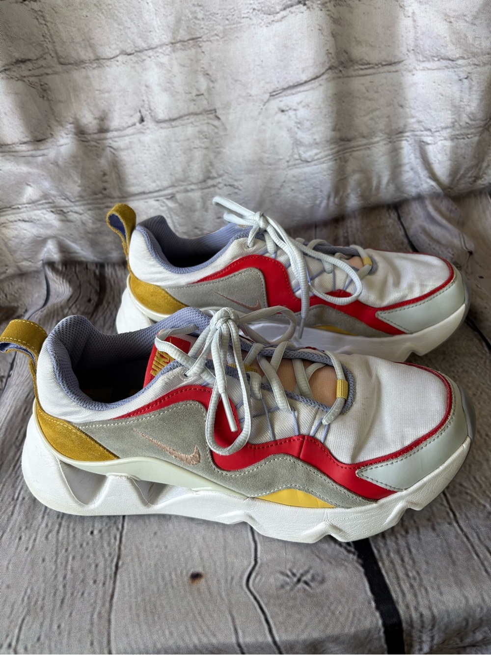 Nike Women’s RYZ 365 Red Topaz Gold CW5590-100 Sz 9.5 Athletic Sneakers Shoe - Picture 2 of 13